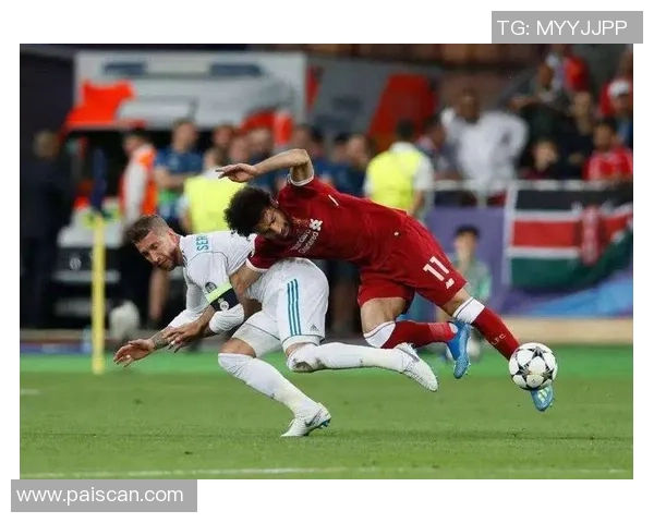 足球明星肘击事件视频曝光引发热议球迷反应不一